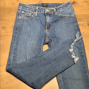 Just Black Size 24 Frayed Bottom Cropped Jean